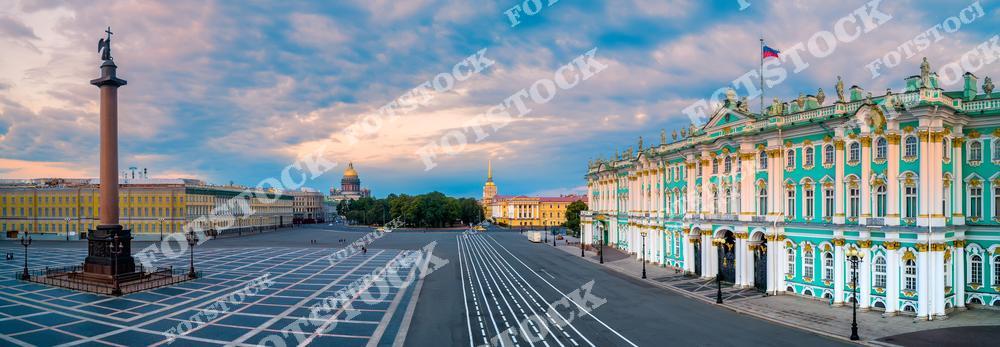 Панорамная фотография центра Санкт-Петербурга с высоты птичьего полета. На снимке запечатлены Дворцовая площадь, Зимний дворец, Эрмитаж и Александровская колонна — главные архитектурные символы Северной столицы России. Летний городской пейзаж передает атмосферу исторического центра Петербурга, широкие площади, величественную архитектуру и туристическую привлекательность города. Съемка с дрона позволяет увидеть масштаб архитектурного ансамбля и панорамный вид на культурное сердце Санкт-Петербурга. Фотография идеально подходит для туристических публикаций, фотостоков, рекламы, оформления интерьеров и материалов о музеях и достопримечательностях России.